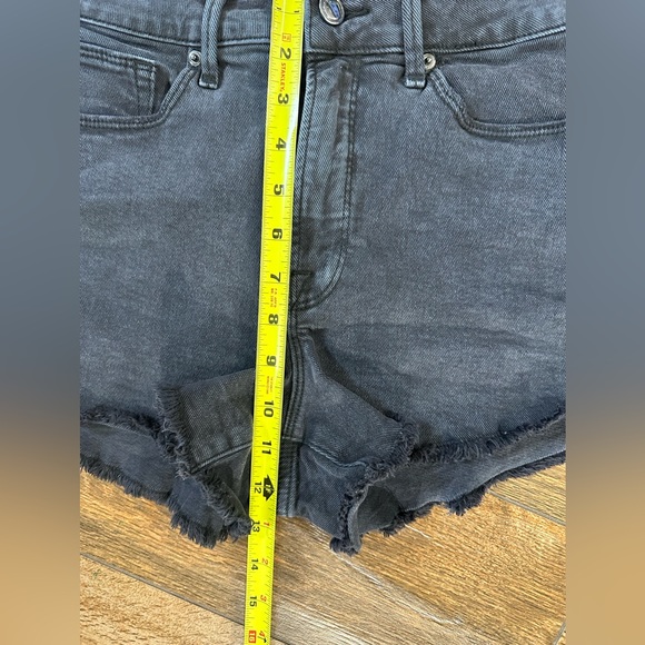 Good American Jeans Cut Offs 4/27 Faded Black, Classic Black Shorts 3” inseam - Picture 9 of 11